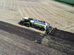 The 388hp XERION 3800 and  24,000 litre Kaweco slurry tanker in action 
