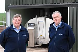 Phil Valentine, left, with GD and M Dunglinson's general manager Malcolm Douglas and a tank fitted with an 'MIII' bulk milk cooling and vessel cleaning system.