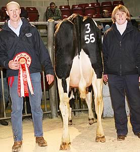 Flanking the Craven Dairy Auction December champion are exhibitor Robert Swires and his sister Libby Simpson.