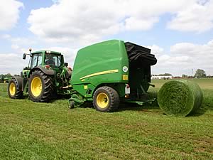 John Deere 960 round baler