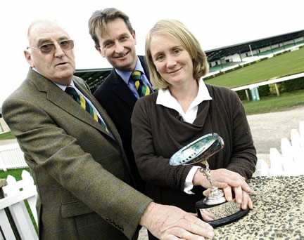 ￼ Winner of the 2012 Tye Trophy Championship, Mrs Jane Gray with former President Raymond Twiddle and Nigel Pulling, Chief Executive of the Yorkshire Agricultural Society