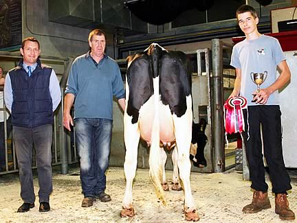 Stuart Jennings, right, with the family’s Craven Dairy Auction champion, joined by BOCM Pauls’ Phil Coleman, left, and judge Paul Bolland.