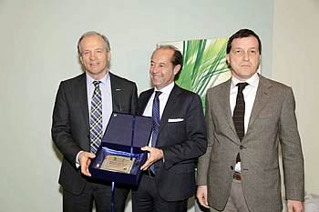 from left: Johann Planatscher (AGCO/Fendt Brand Manager Italy), Ettore Riello (President Veronafiere) and Ettore Casella (AGCO/Fendt licensed-dealer)