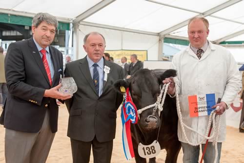 L- R Roy Firth Crystalyx Sponsor, Philip Parrott Judge and owner Neil Slack with Supreme Champion Watabootie
