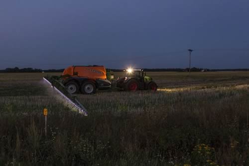 The Amazone UX 11200 sprayer managed up to 17 km/h at night due to the lack of wind and dew formation