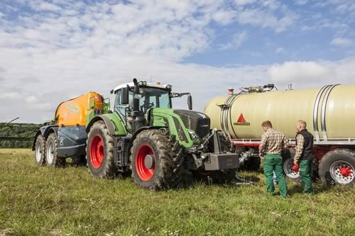 Field-side filling for the UX 11200 sprayer was done courtesy of 21,000 litre Annaburger water bowsers