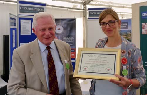 Dai Ll Davies MBE, TD, FRAgS, DL, was presented with a framed certificate by FFW Chair, Pembrokeshire dairy farmer Joy Smith