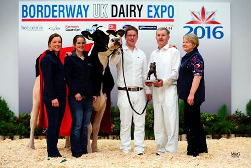 2016 Borderway UK Dairy Expo Champion of Champions Illens Atwood Australia L-R Izzy Wright, Ann Laird, Colin laird, Alister Laird & Cathleen Laird